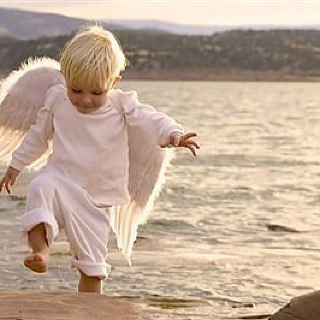 Дай бог так и будет. Ребенок с крыльями ангела. Ангел малыш. Доброта картинки. Мотиватор доброта.